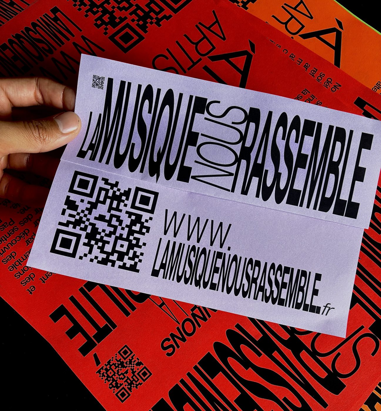 Un tract du fanzine tenu à la main