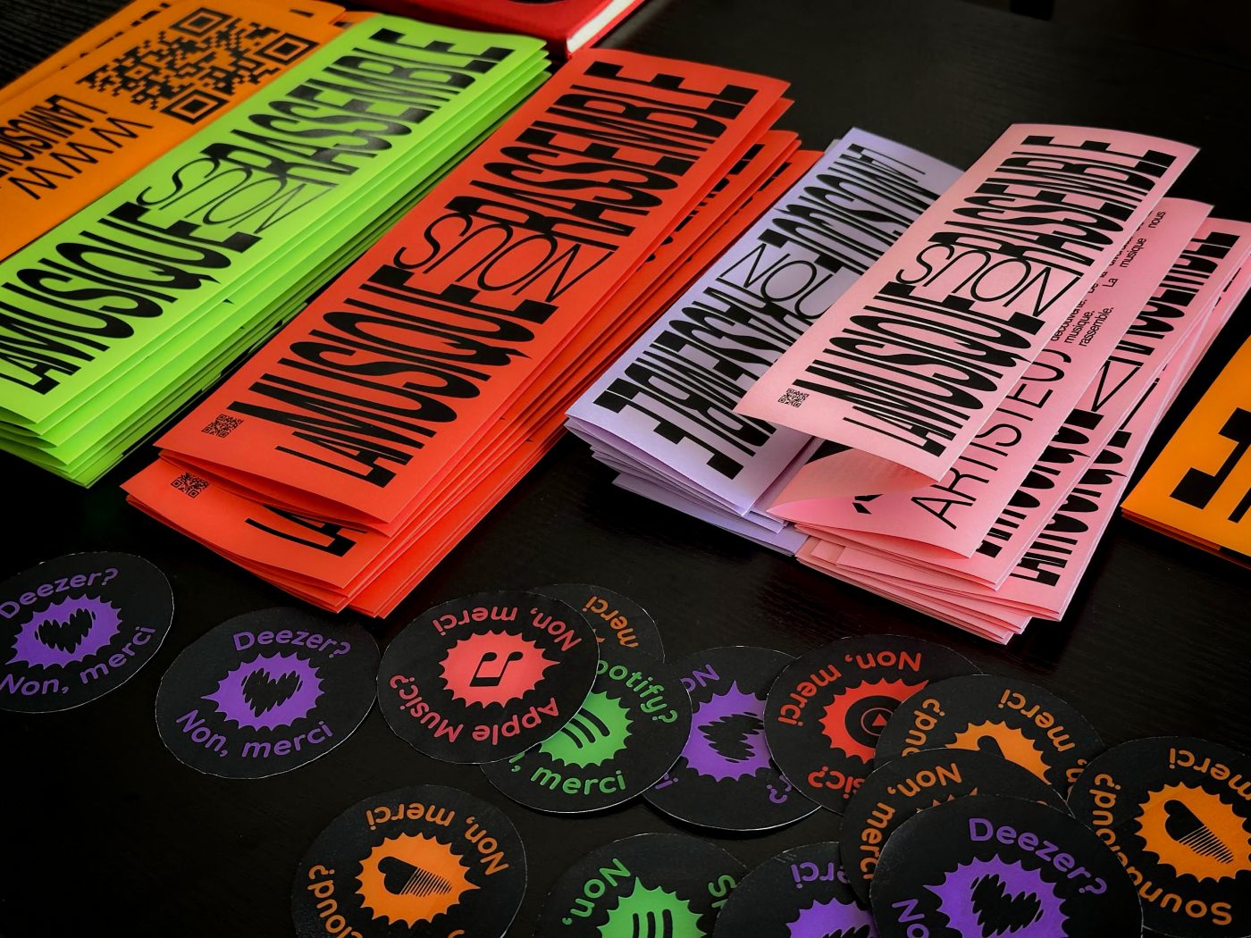 Piles de tracts imprimés en fluo